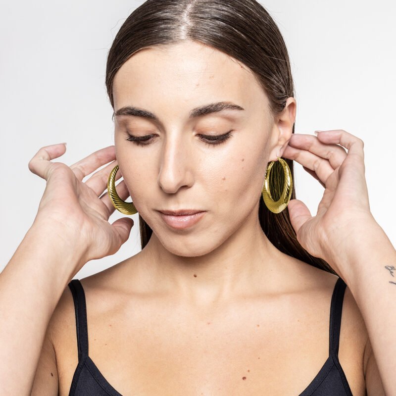 Orecchini Cerchio Rigato pvd oro - immagine 2