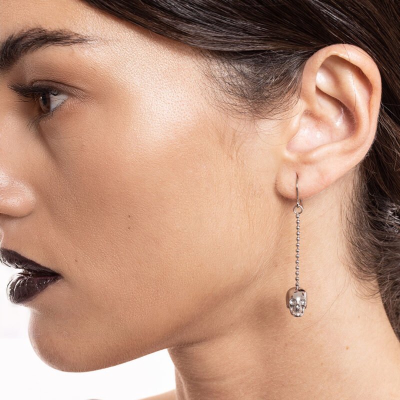 Orecchini pendenti lunghi con teschio - immagine 2