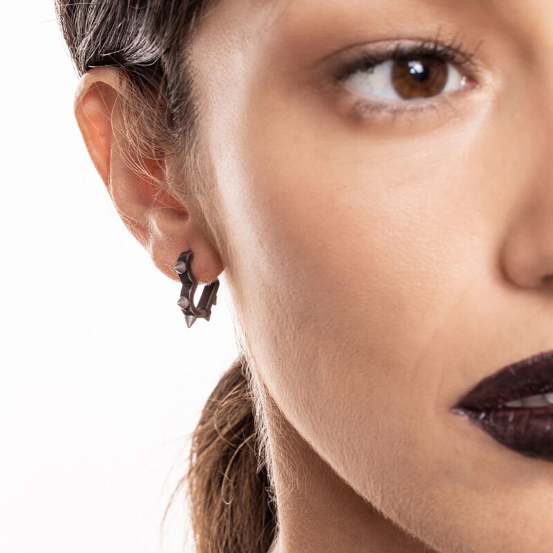 Orecchino singolo cuore con punte nero - immagine 2