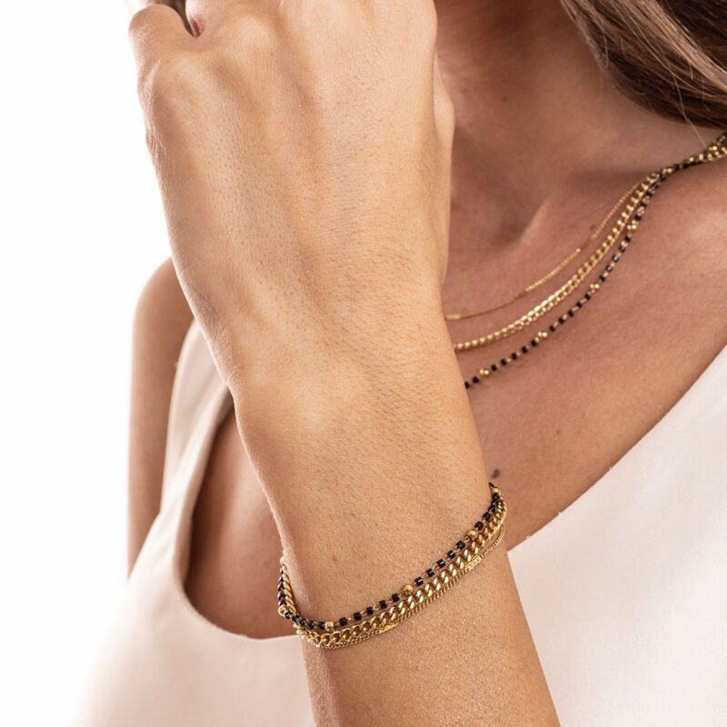 Bracciale Dorato Triplo Filo con Perline Nere - immagine 2