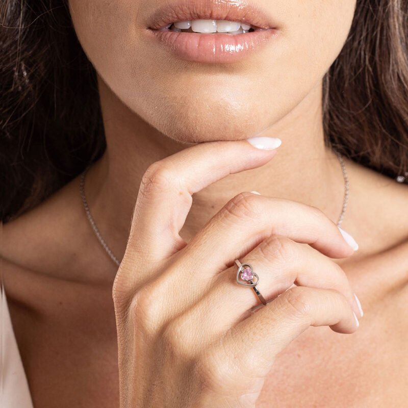 anello con cristallo rosa racchiuso in un cuore acciaio - immagine 2